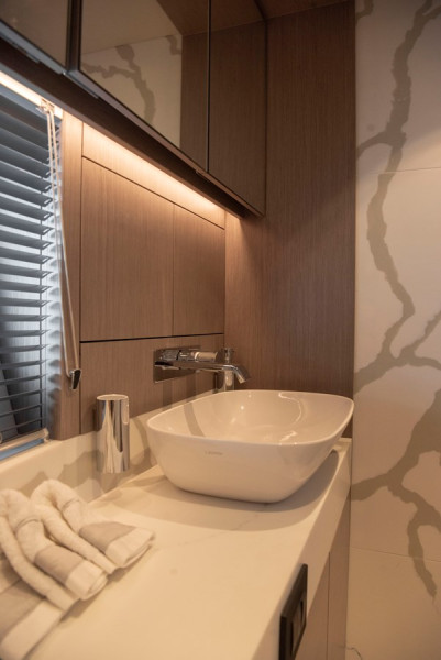 MANHATTAN 2022 69' 7" SUNSEEKER