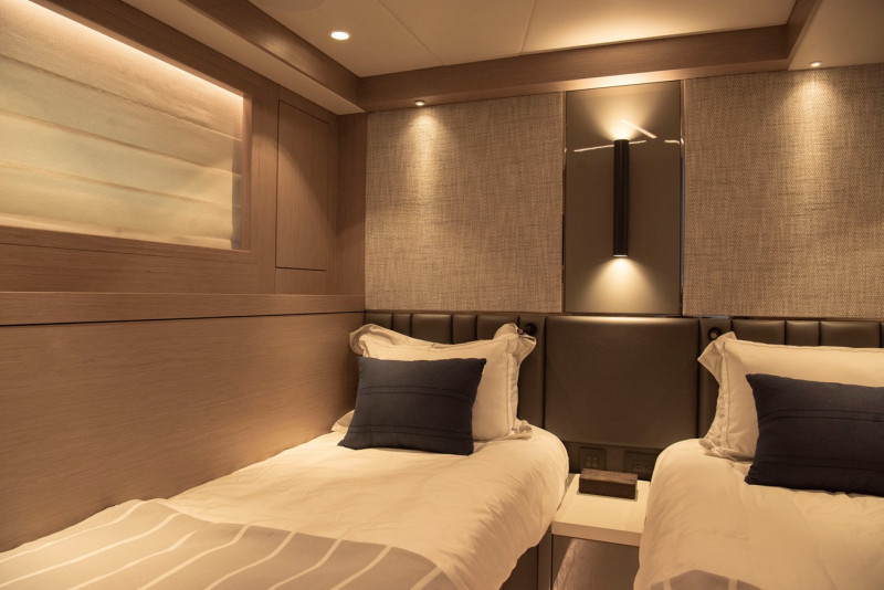 MANHATTAN 2022 69' 7" SUNSEEKER