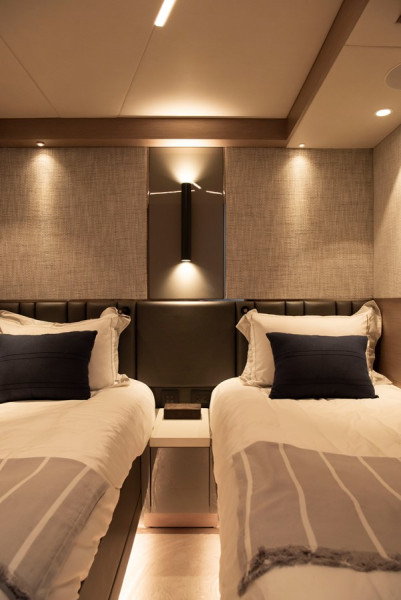 MANHATTAN 2022 69' 7" SUNSEEKER