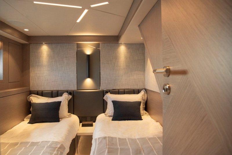 MANHATTAN 2022 69' 7" SUNSEEKER