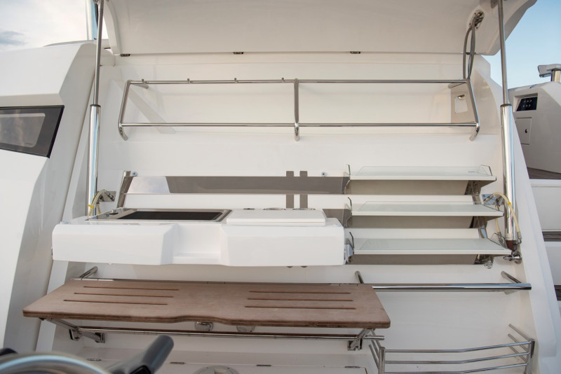 MANHATTAN 2022 69' 7" SUNSEEKER