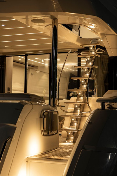 MANHATTAN 2022 69' 7" SUNSEEKER