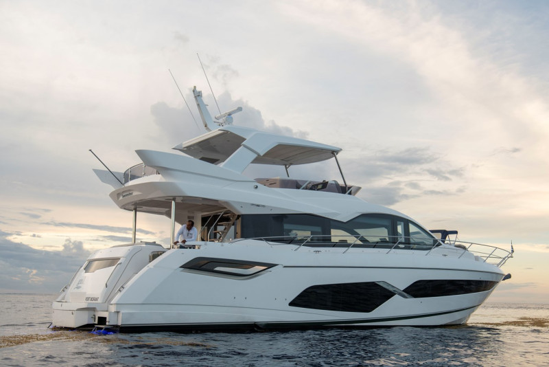 MANHATTAN 2022 69' 7" SUNSEEKER