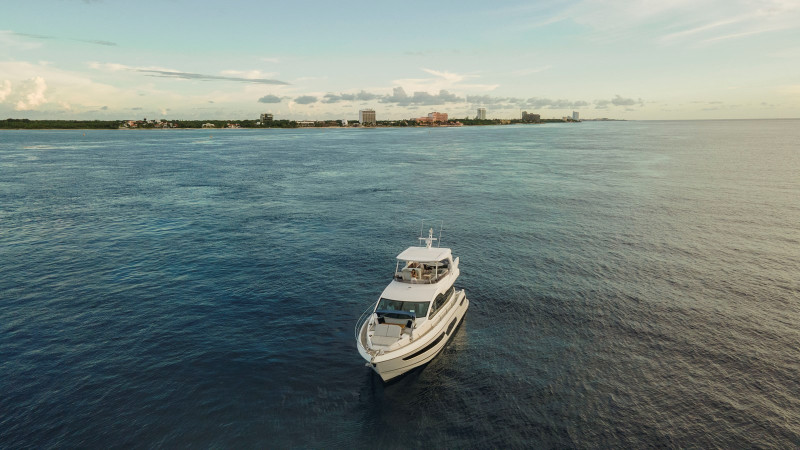 MANHATTAN 2022 69' 7" SUNSEEKER