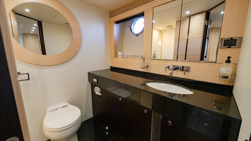 PREDATOR 68 2013 71' 2" SUNSEEKER