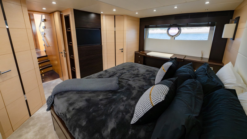 PREDATOR 68 2013 71' 2" SUNSEEKER