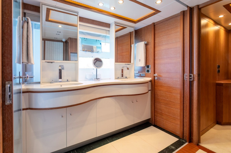 2010 106' 0" ASTONDOA