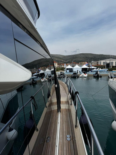 62 FLY 2019 61' 2" ABSOLUTE