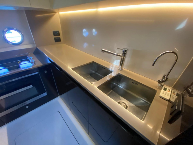 77S 2016 80' 7" AZIMUT YACHTS