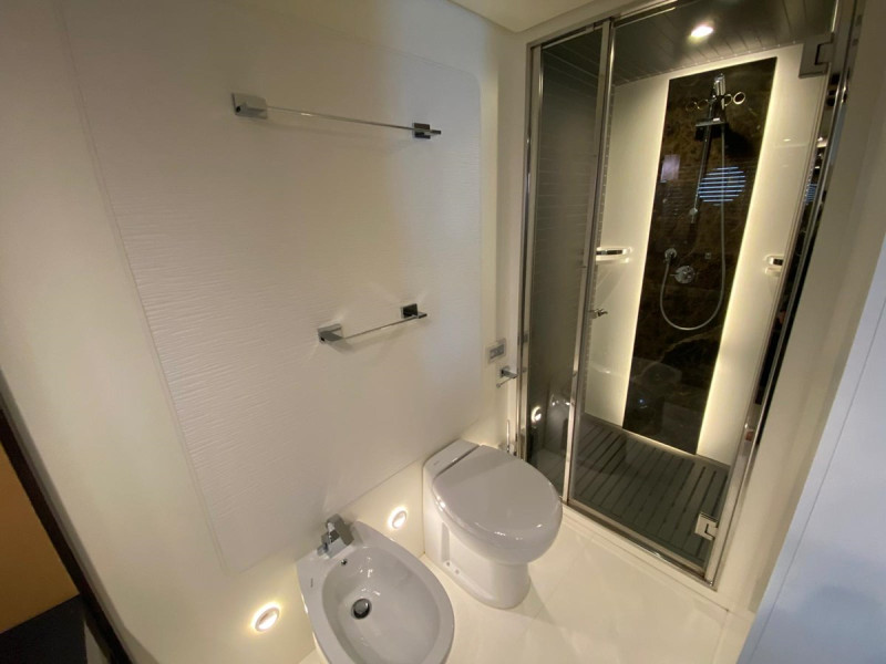 77S 2016 80' 7" AZIMUT YACHTS