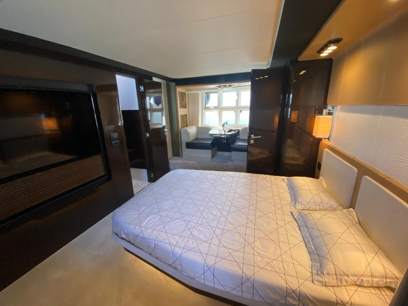 77S 2016 80' 7" AZIMUT YACHTS