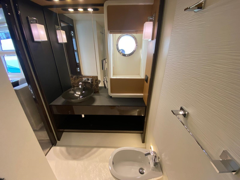 77S 2016 80' 7" AZIMUT YACHTS