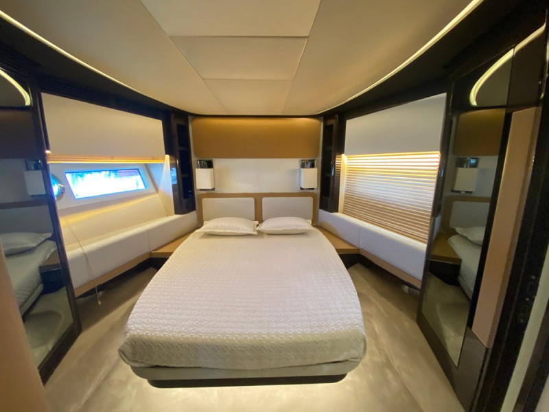 77S 2016 80' 7" AZIMUT YACHTS