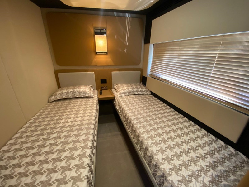 77S 2016 80' 7" AZIMUT YACHTS