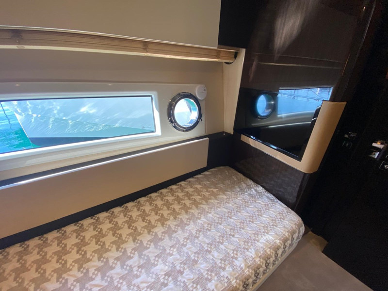 77S 2016 80' 7" AZIMUT YACHTS