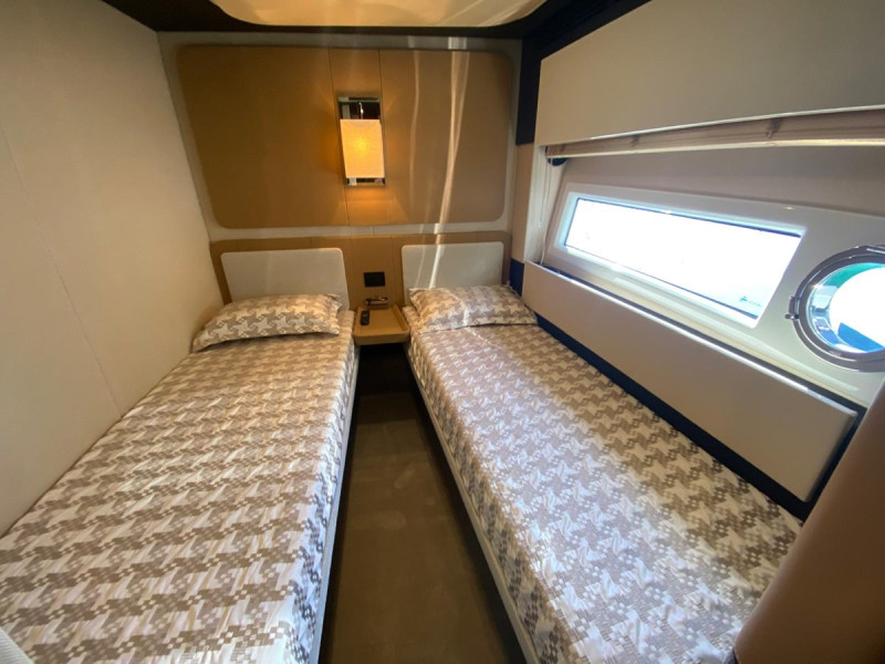 77S 2016 80' 7" AZIMUT YACHTS