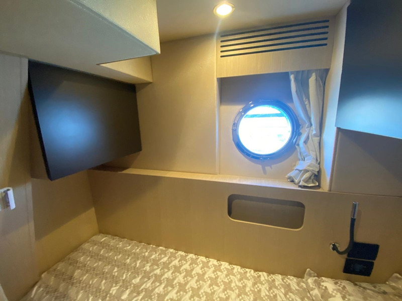 77S 2016 80' 7" AZIMUT YACHTS