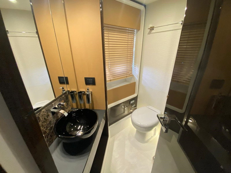 77S 2016 80' 7" AZIMUT YACHTS