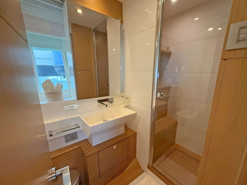 800 2011 FERRETTI YACHTS