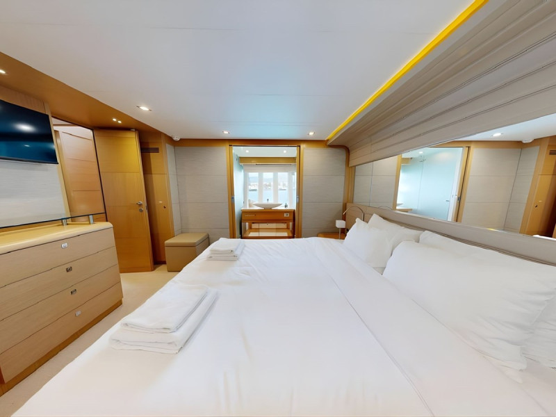 800 2011 FERRETTI YACHTS